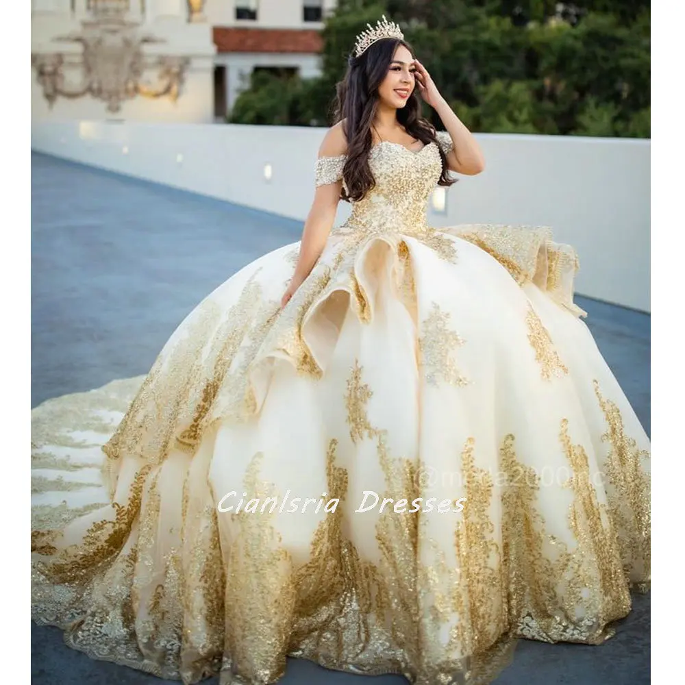 

Gold Pearls Beading Ruffles Corset Quinceanera Dress Ball Gown Off The Shoulder Appliques Lace Sweet 16 Vestidos De XV Años