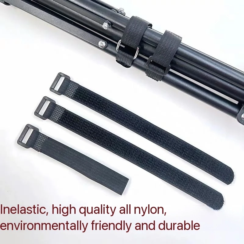 Sangle Velcro enroulée autour d'une batterie de drone, fixation sécurisée.