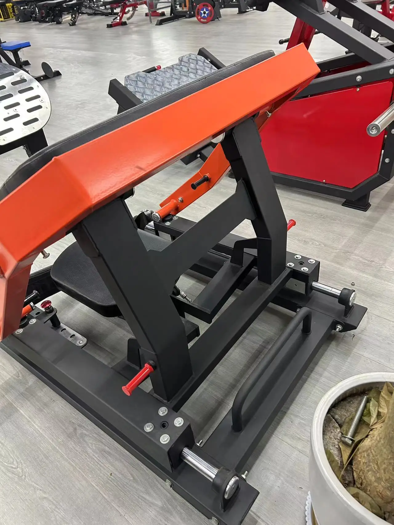 A hip thrust machine sold by 100 Spartans and its complete structure