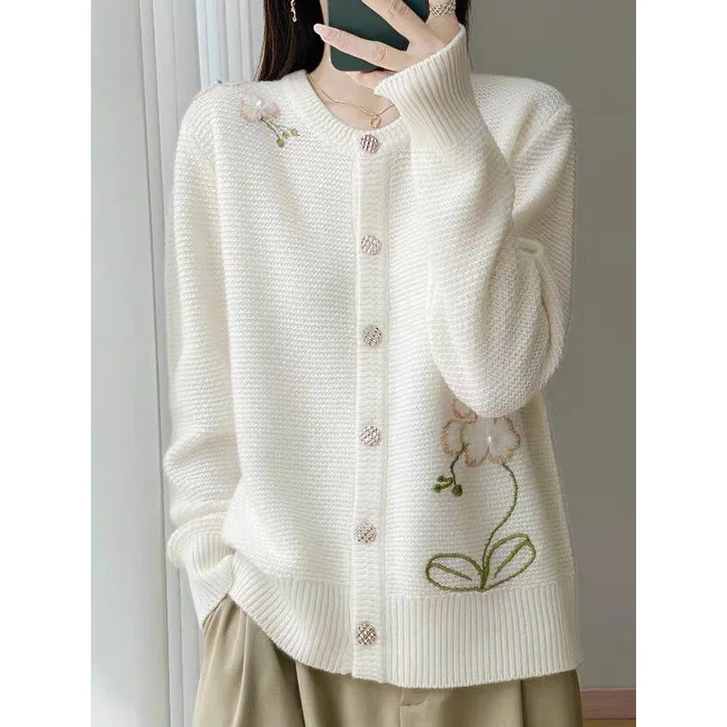 ตัวเลือกสินค้า เสื้อกันลมผู้หญิง แขนยาว คอวี ดีไซน์จีบยาว สีเขียว