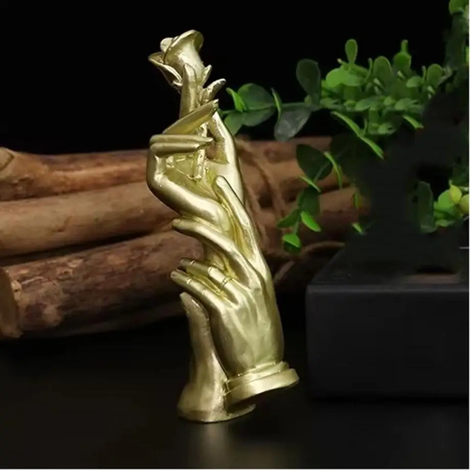 1 Pcs Home Decoration Resin Sculpture Statue Living Room Wine Cabinet Modern Fashion Hand-held Rose Ornaments Golden Crafts Gift