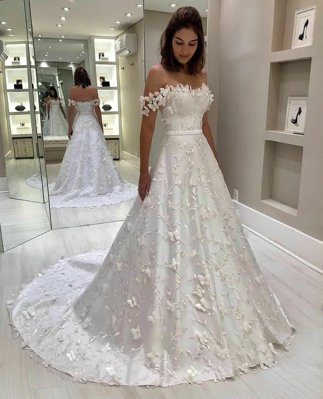 

Romantic Off Shoulder A Line Wedding Dresses Appliques Sweep Train Zipper Back Sweetheart Bride Gowns Vestidos De Novia