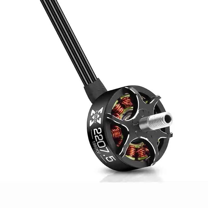 Moteur Hobbywing XRotor 2207.5 1980KV monté sur un bras de drone FPV 5 pouces