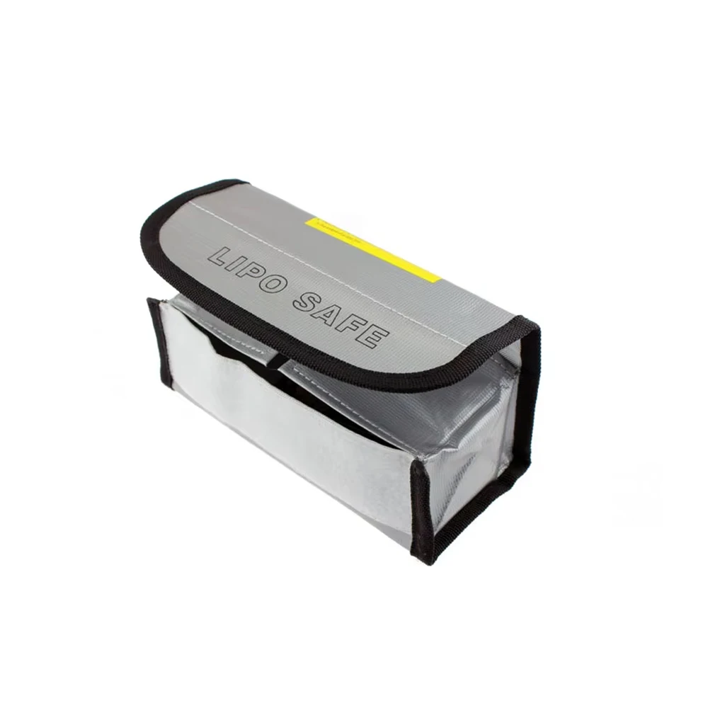 Sac anti-explosion LiPo de dimensions 185x75x60mm, vue d'ensemble avec étiquette de sécurité