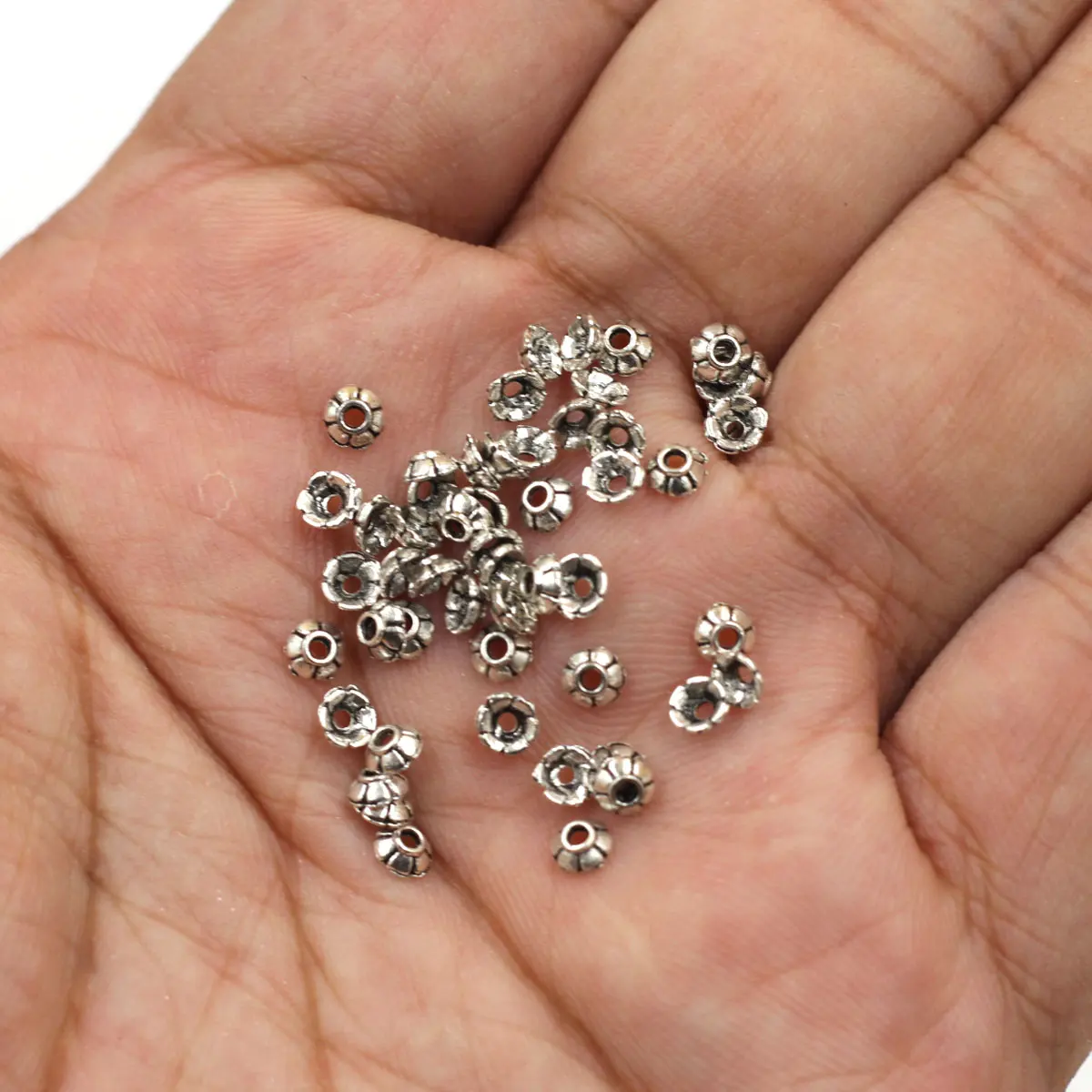 10000 Stück gemischte bunte kleine Perlenkappen in Blumenform, passend für 4–5 mm große Perlen, Schmuck, DIY-Zubehör, 3 x 1 mm – Detail 9