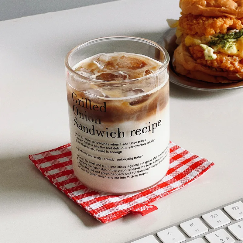 כוס זכוכית פשוטה בעלת קיבולת גדולה, גוף ישר, למשקאות קרים כמו מיץ, חלב, קפה קר, כוס לארוחת בוקר, בסגנון אינסטגרם, עם טקסט יצי...