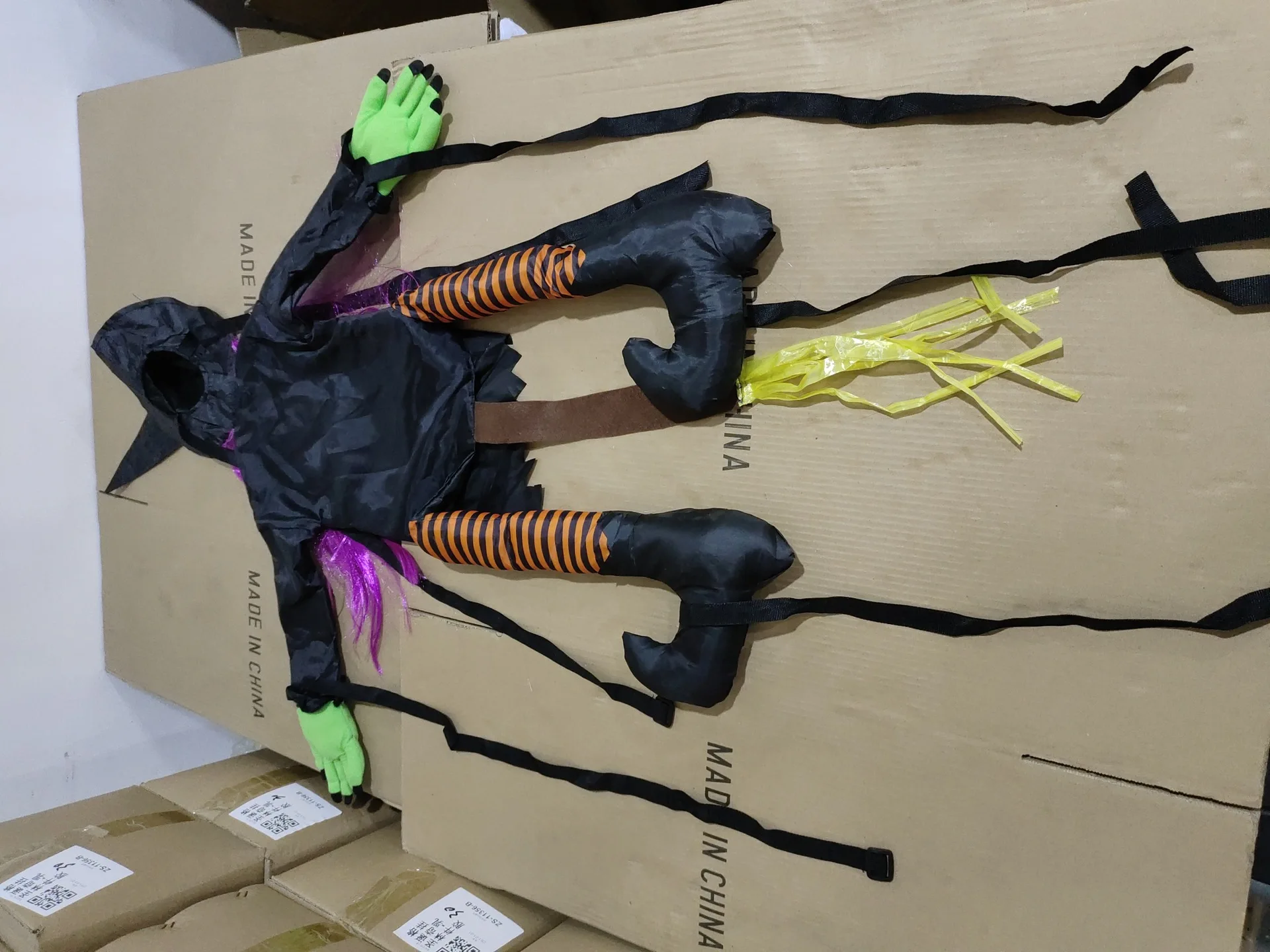 New Halloween Witch Doll Courtyard Witch Crashing Into Tree Halloween Decoration Toys Funny Door Porch Tree Decors