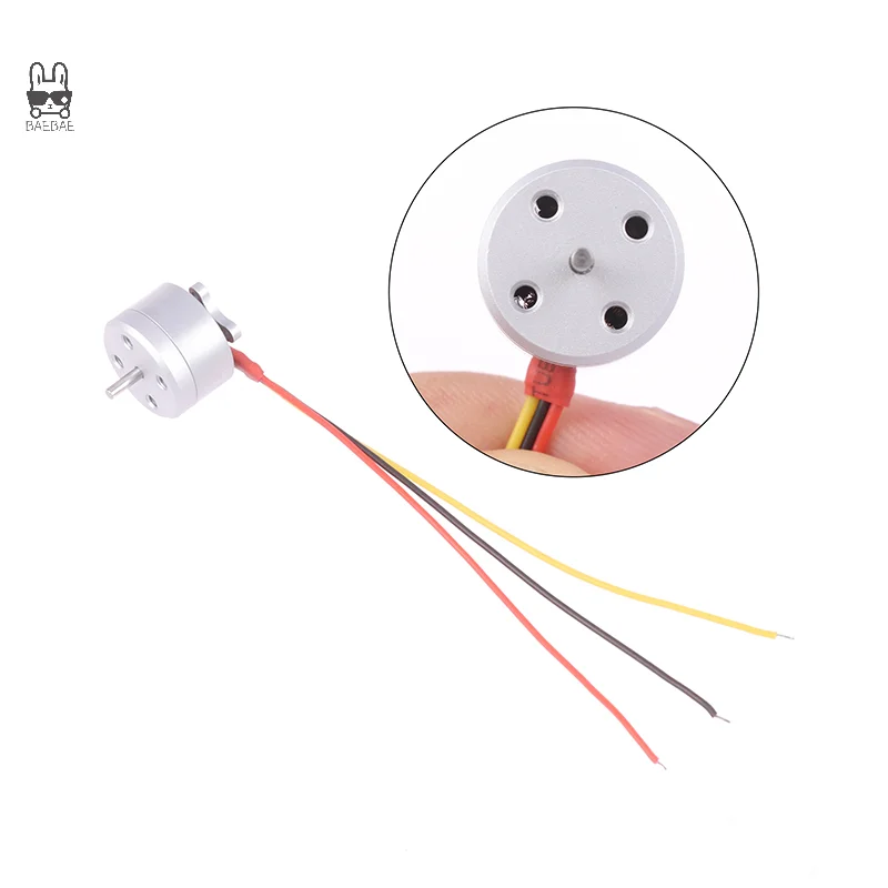 Gros plan sur l'arbre de 1.5mm du moteur ultra-léger pour drone FPV, avec vis de fixation apparentes