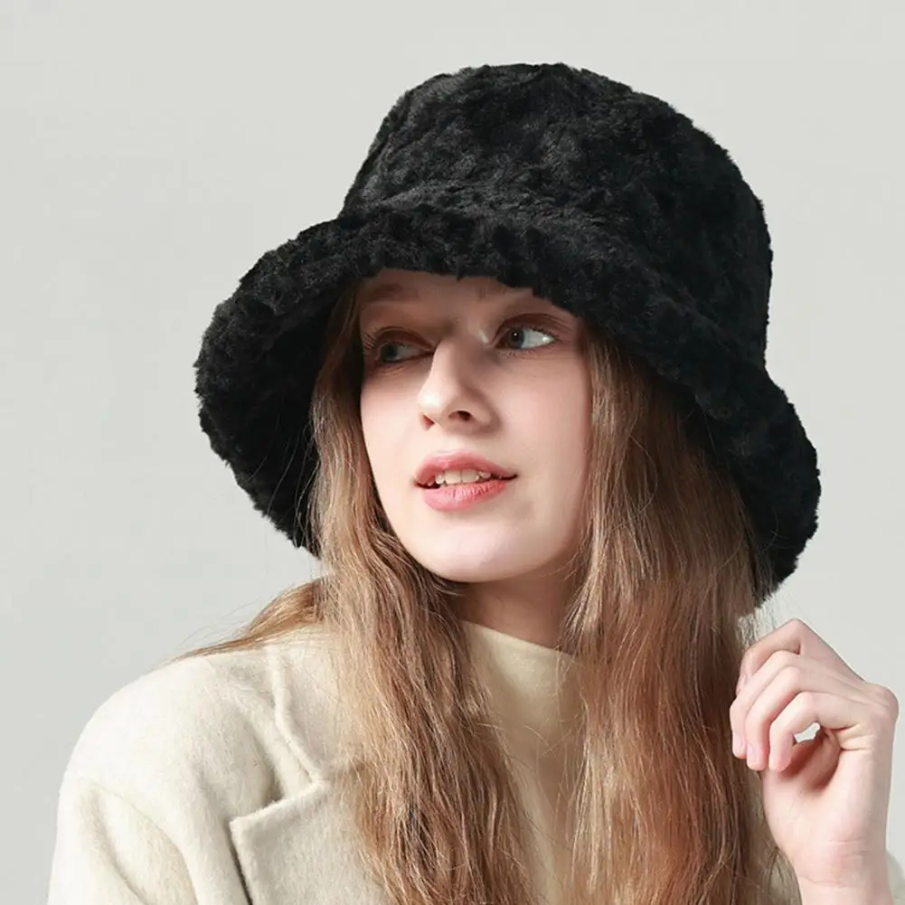 

This plush hat is suitable for outdoor activities in autumn and winter, travel, outdoor, daily life, cycling, etc.