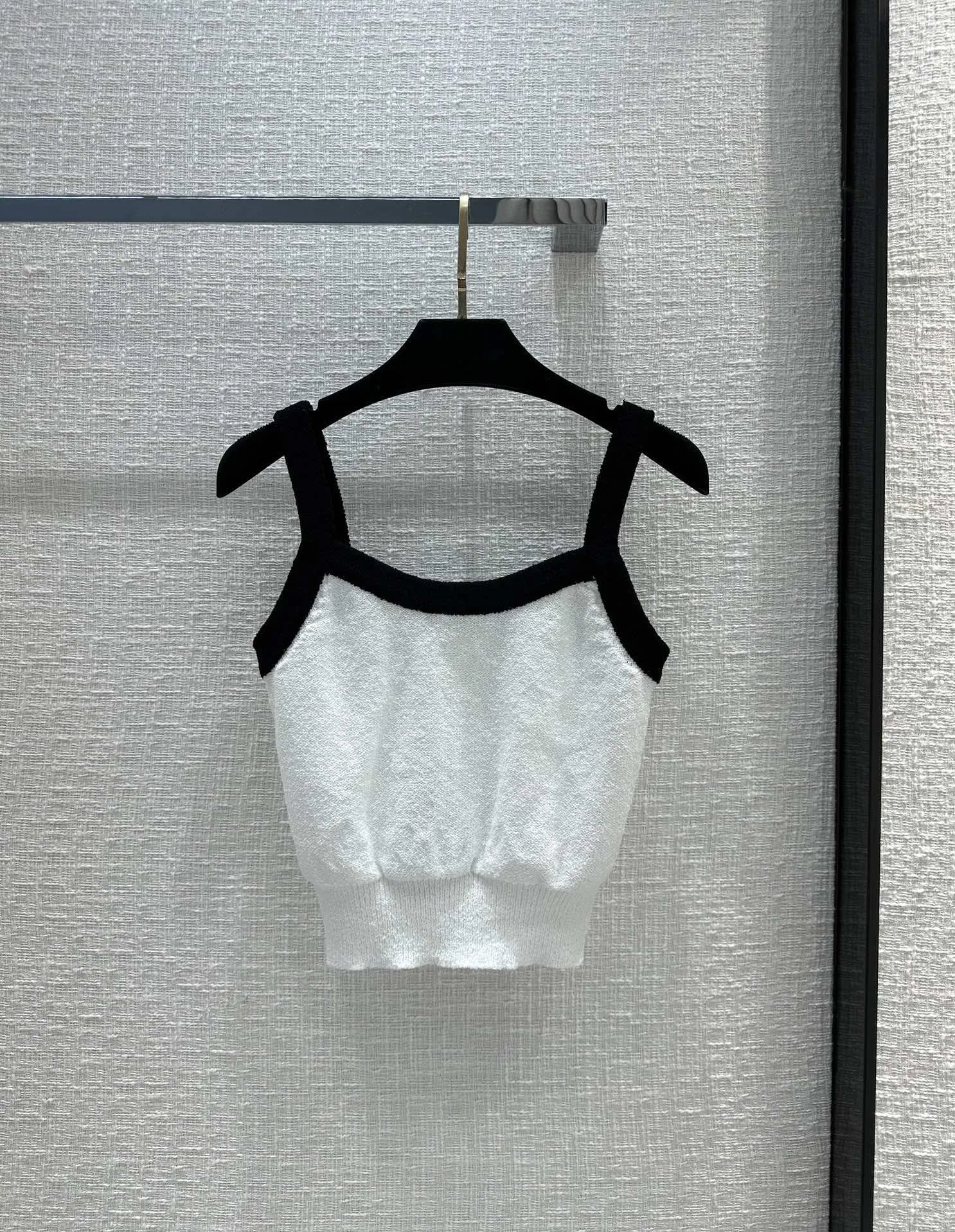 

2023 White knitted suspender vest, white rich beauty must enter the artifact!