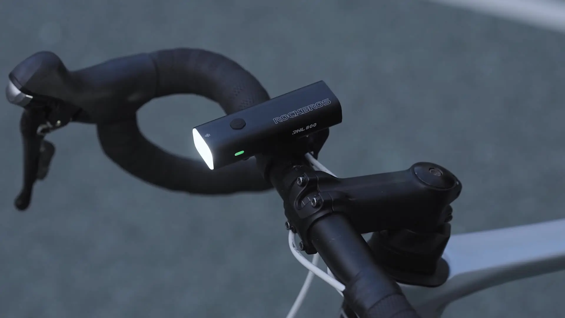 Phare Vélo RockBros 800 Lumens - Batterie 3000mAh, étanche IPX6, Lampe Cyclisme Avant Noire