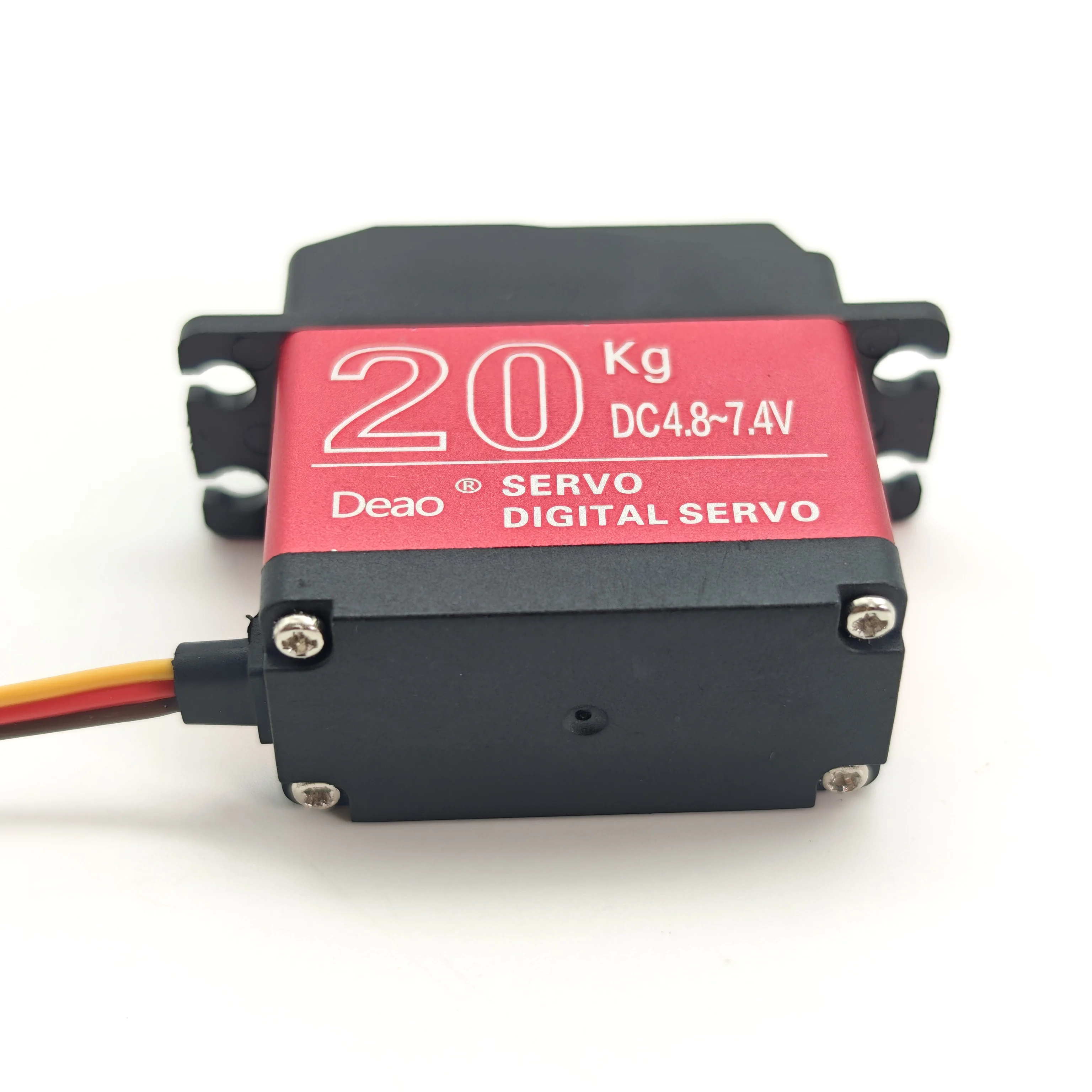 Vue rapprochée du servomoteur RC 20kg montrant les engrenages métalliques et connectique