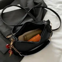 Sac à main de luxe de styliste pour femmes, sac à bandoulière en cuir PU avec pendentif cerise, sac Hobos sous les bras 5