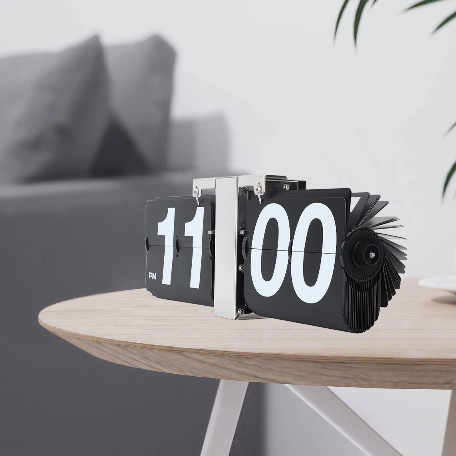 

Retro Flip Down Clock Detachable Cards Automatic Page Turning Digital Flip Desk Clock Battery Powered 12 Hours for Living Room