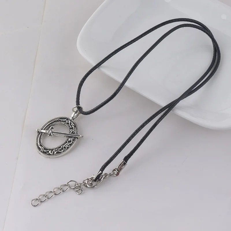 

Steam Game Dark Souls 3 Cosplay Blade of The Dark Moon Pendant Covenant Sword Retro Necklace Leather Rope Steampunk Jewelry Gift