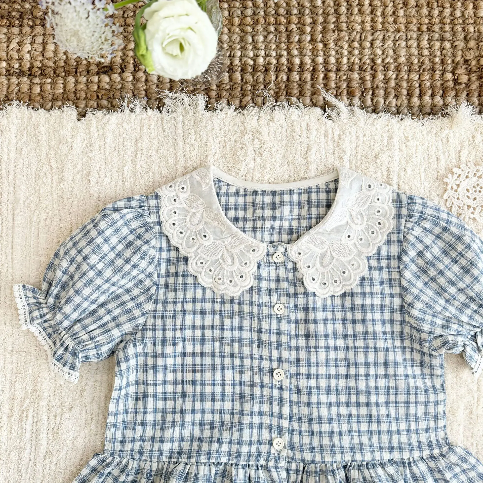 2026 여름 새로운  블라우스 소녀의 반팔 격자 무늬 셔츠 스티치 자수 인형 칼라 셔츠 3-8Y 아동용 탑 의류