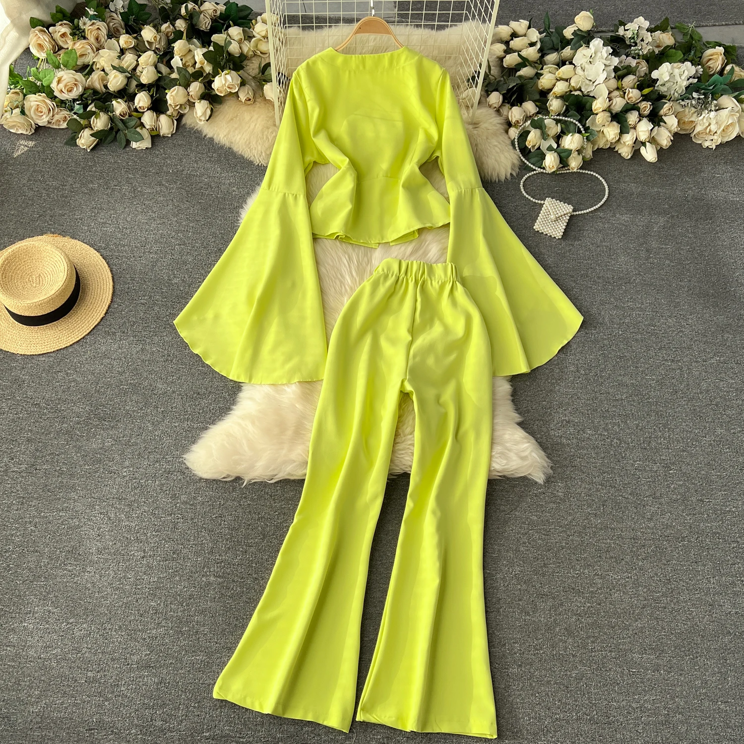 Рисунок 2 - Однотонный топ с V-образным вырезом