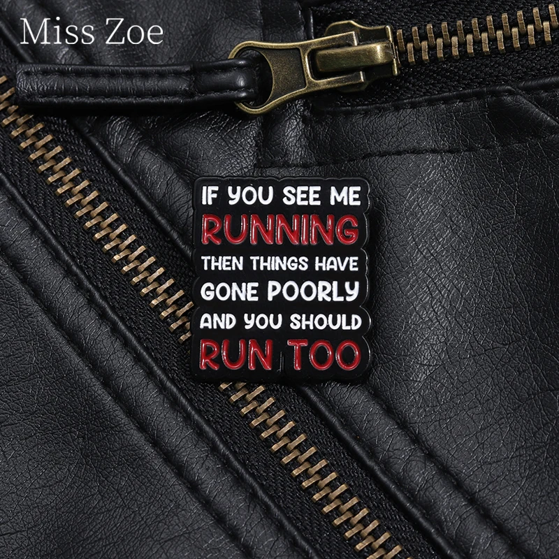 И вы должны запускать слишком эмалированную булавку, если вы видите меня бегущий, тогда вещи вышли плохо, брошь на лацкан, значок, ювелирный подарок для друзей