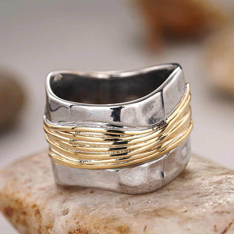 Huitan Zarter zweifarbiger Damenring in Goldfarbe mit Liniendesign, modisches Damen-Accessoire für Party, Hochzeit, luxuriöser Metallschmuck für den Alltag – Detail 7