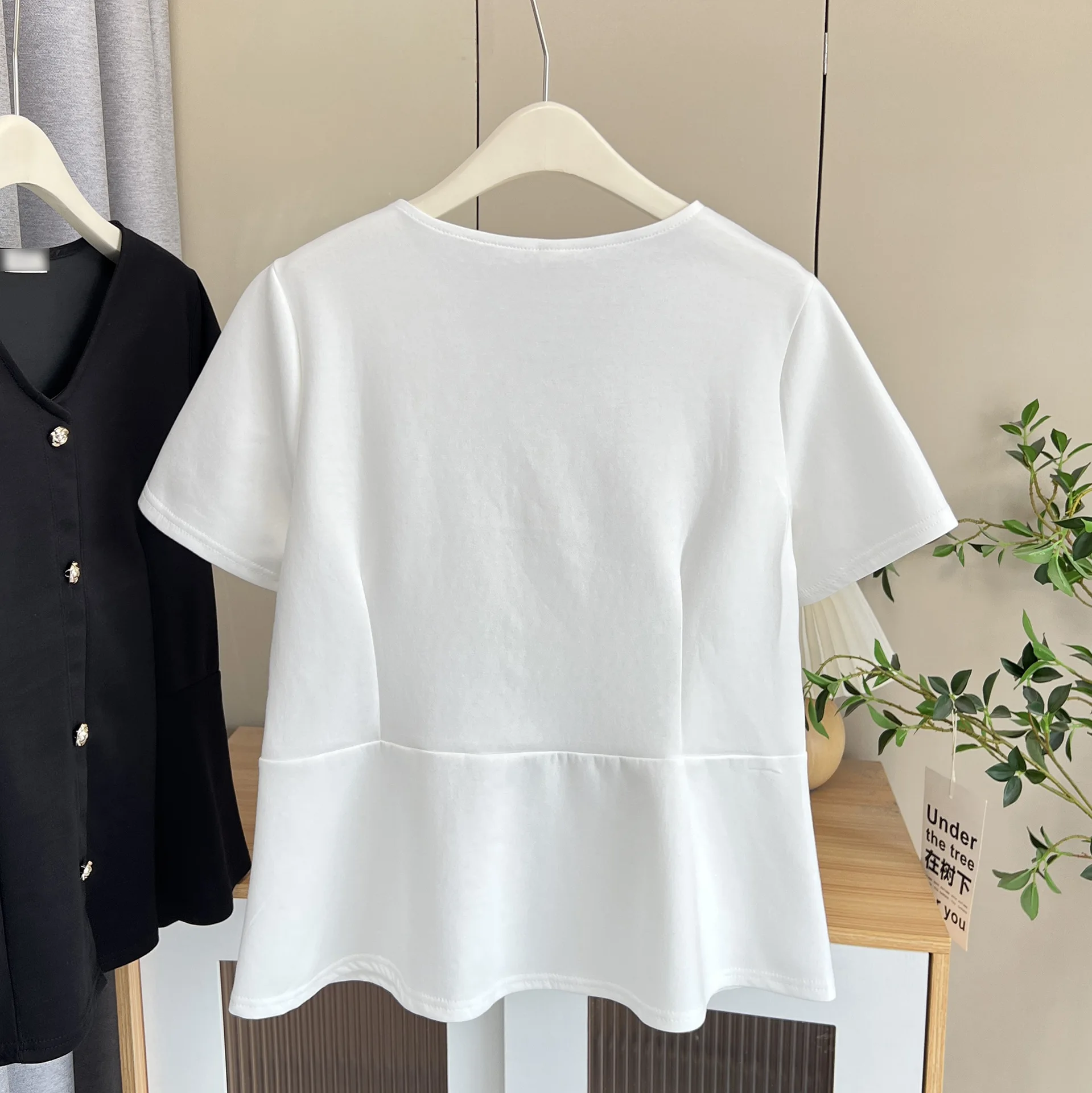 Summer New Plus Size Shirt Women's Wear 100KG Stylish V-neck short-sleeved Top Casual And Fashionable Blouses 8031