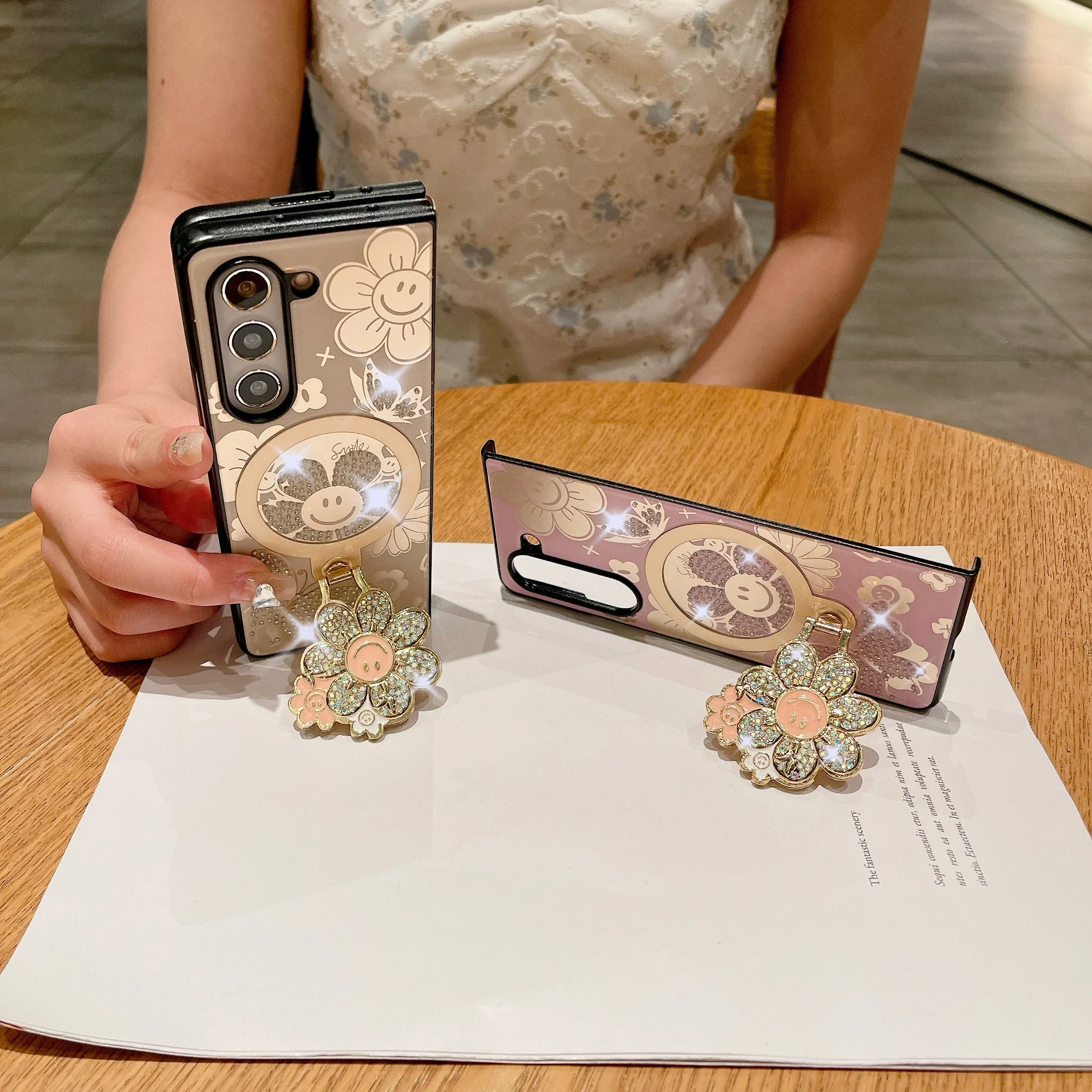 Luxus-Hülle mit Perlenband und Blumen-Magnetringhalter für Samsung Galaxy Z Fold 6 5 4 5G, kabelloses Laden, faltbare Telefonhülle_voghion.com