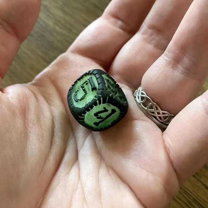 Glowing Dice 6 Sided Resin Dice Luminous Dice Ornament Horror Novelty Ornament Halloween Style Retro Ornaments Mini Skeleton 3