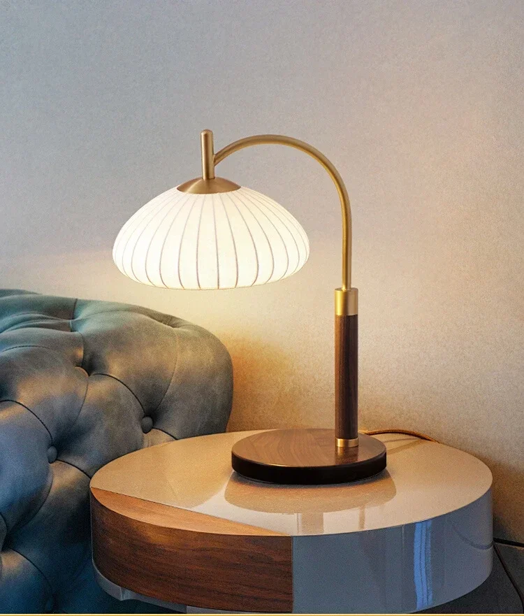 Medieval style table lamp 2024 new high-end American walnut Chinese bedroom bedside lampمصباح ارضي מנורה עומדת플로어 램프 nordic