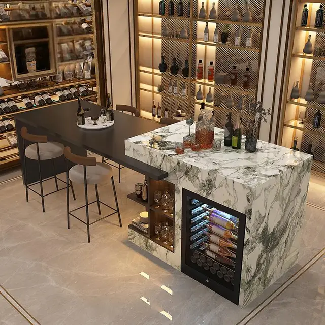 ​ ​ ชุดครัวกลางหินอ่อนหรูหรา พร้อมโต๊ะรับประทานอาหาร ตู้แช่ไวน์ ไฟ LED ชั้นวางของ 2 ชั้น และฐานประติมากรรมศิลปะ ​ ​ 3