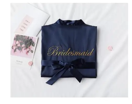 Damigella d'onore in uniforme navy