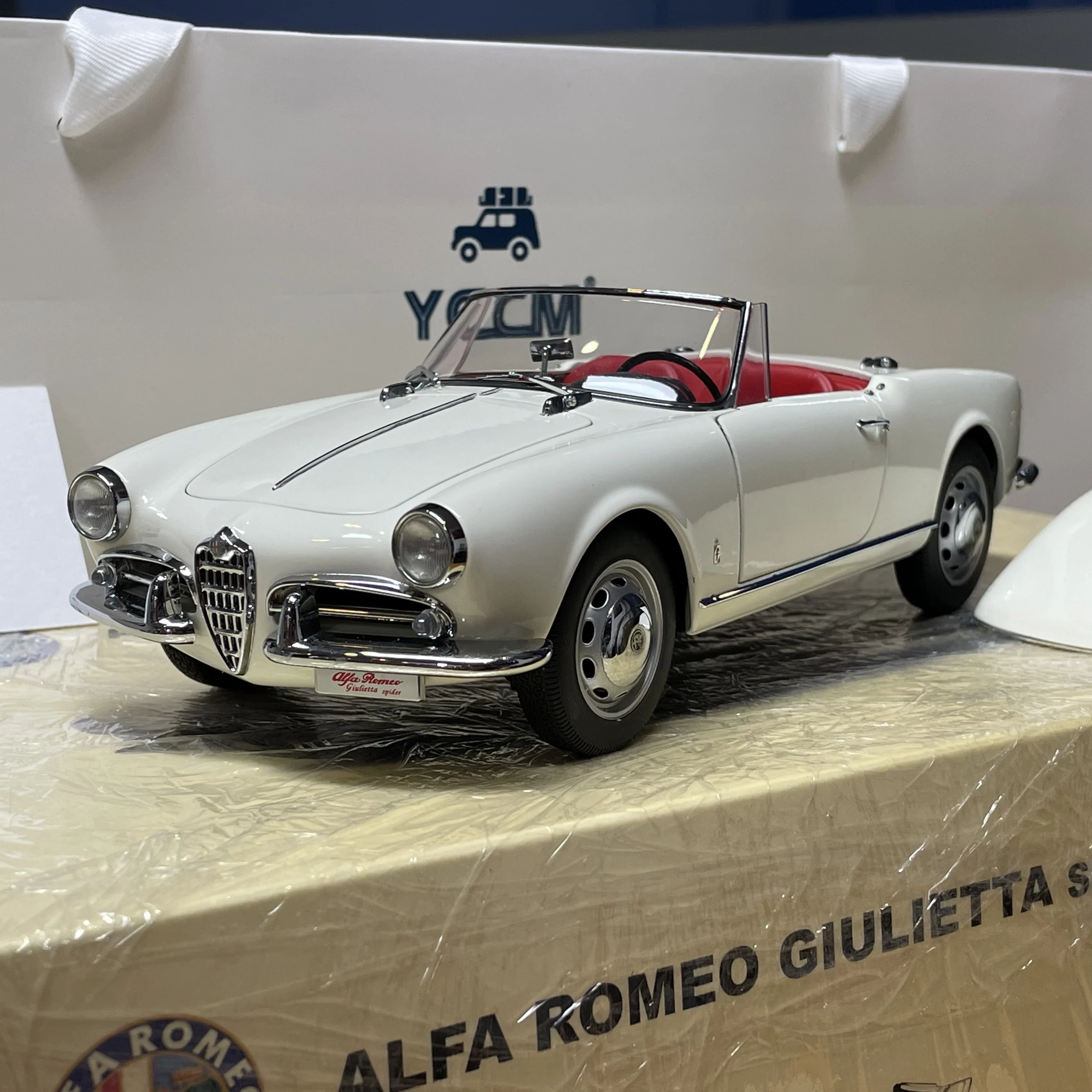 オートアート1/18 アルファロメオジュリネッタスパイダー