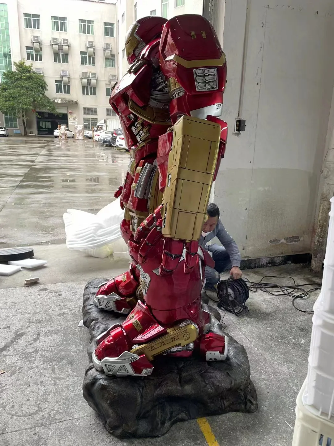 Buy Iron Man Mark 44 Hulkbuster 215CM LED Statue with Base at the Best