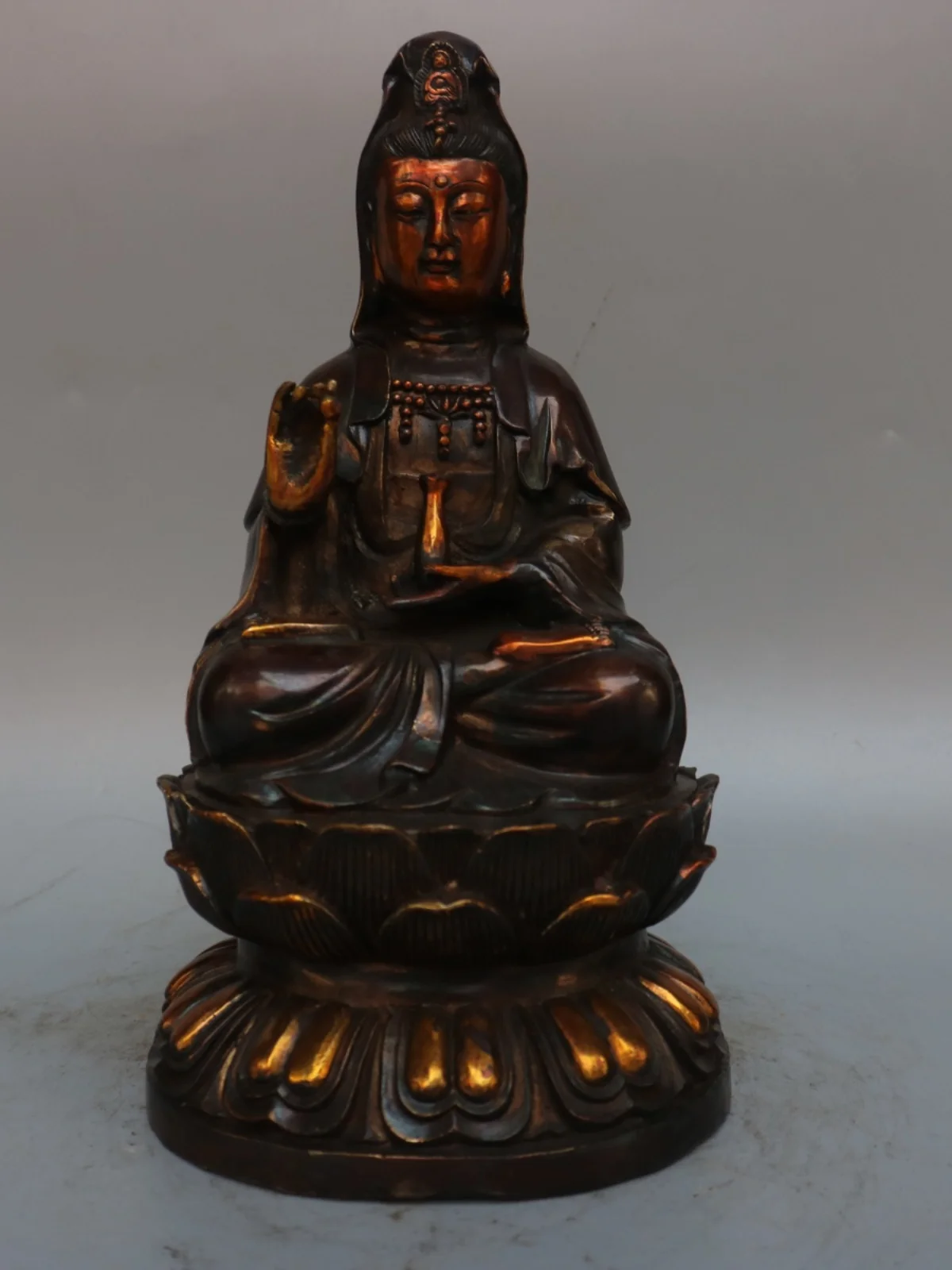 

Antique bronze statue of Guanyin Bodhisattva ornaments length 14 width 14 height 26 cm.