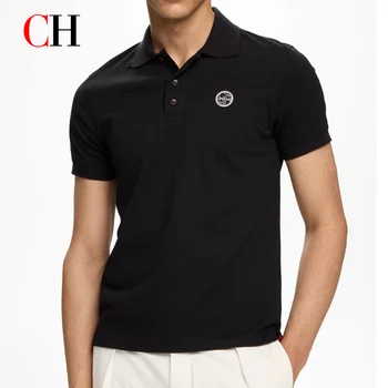 Polo a maniche corte da uomo in piqué premium con badge circolare CH sul petto sinistro, intemporale, versatile, casual, per tutti i giorni.