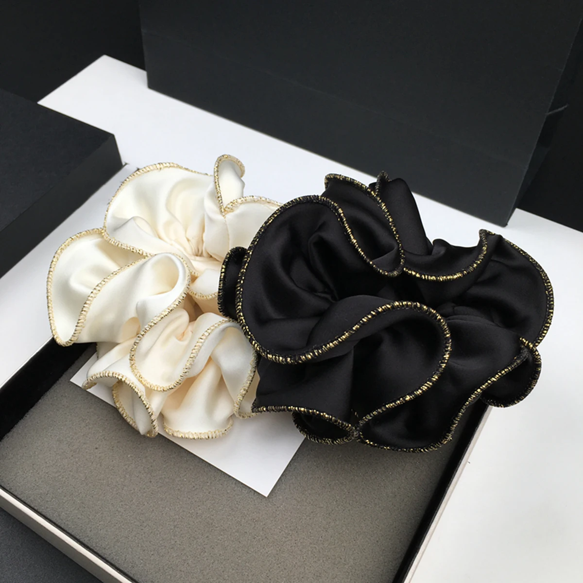 1 großes 13 cm großes Polyester-Haarband mit goldenem Rand und Blumenmuster für Damen, Stoff-Haarseil.
