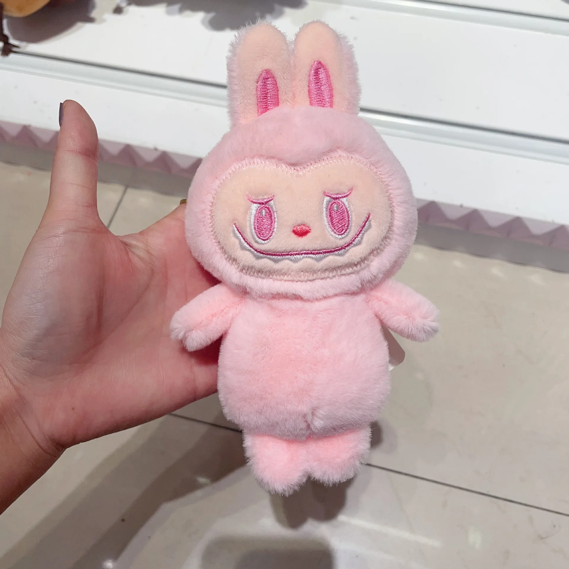 thumbnail image 1 of LABUBU MonsterPlush Llavero Bolso Decoración Accesorios Labubu Kawaii Anime Accesorios, 1 of 4