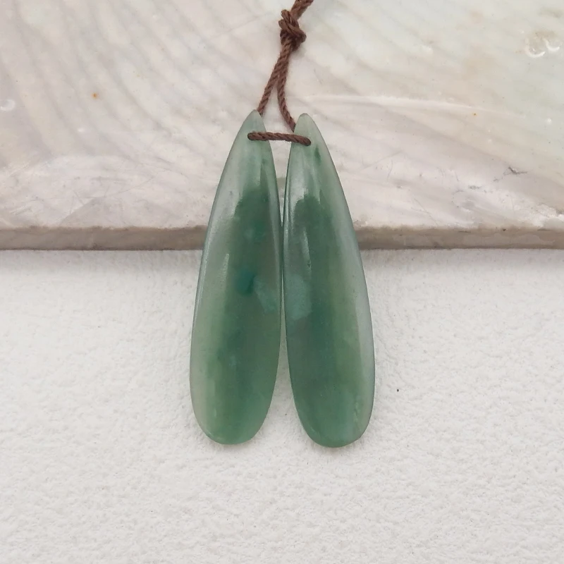 

Женская серьга из натурального зеленого халцедона, 38x10x4 мм, 4 г