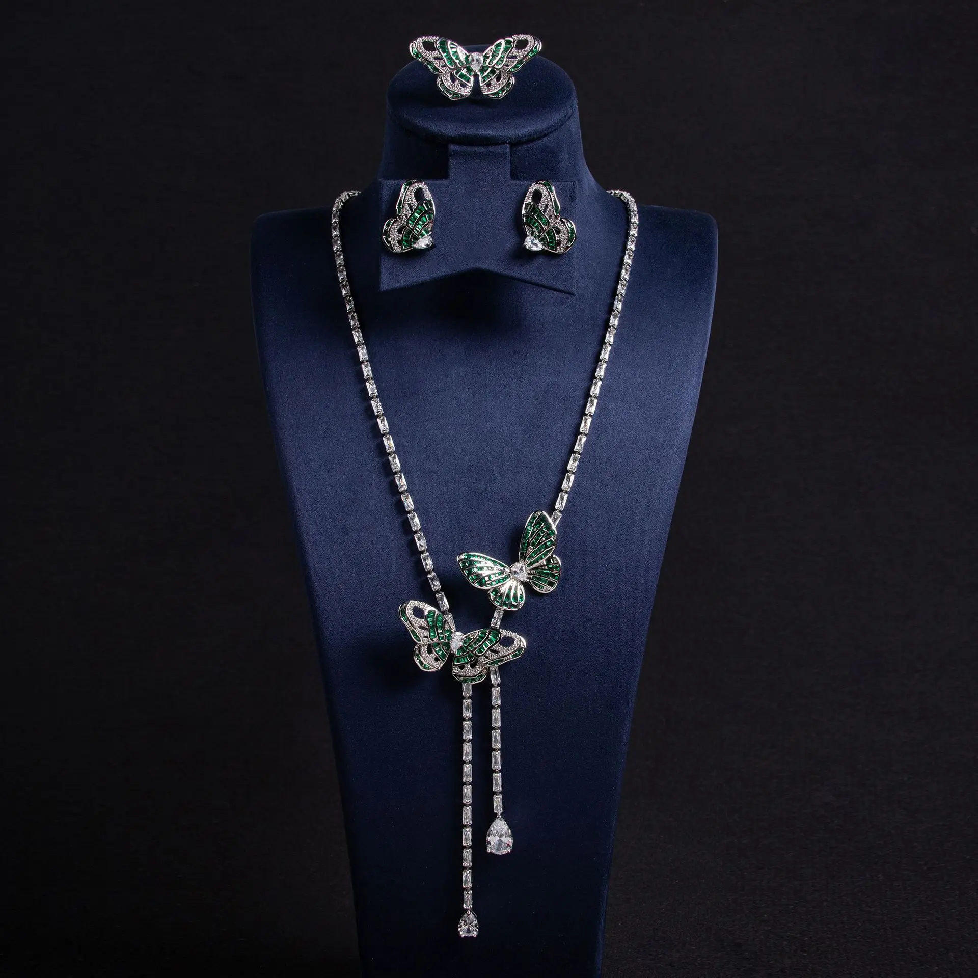 طقم مجوهرات فراشة فاخر مرصّع باللون الأحمر