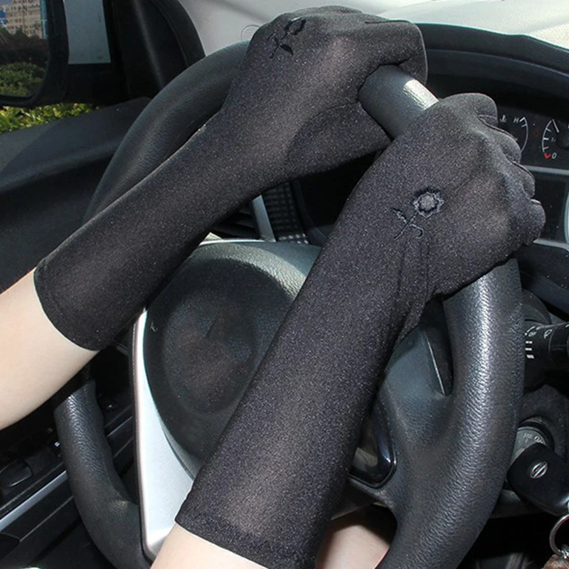 قفازات واقية من الشمس مطرزة متوسطة الطول للنساء صيفية رقيقة قابلة للتنفس قفازات مرنة للحماية من الشمس القيادة قفازات كاملة الأصابع