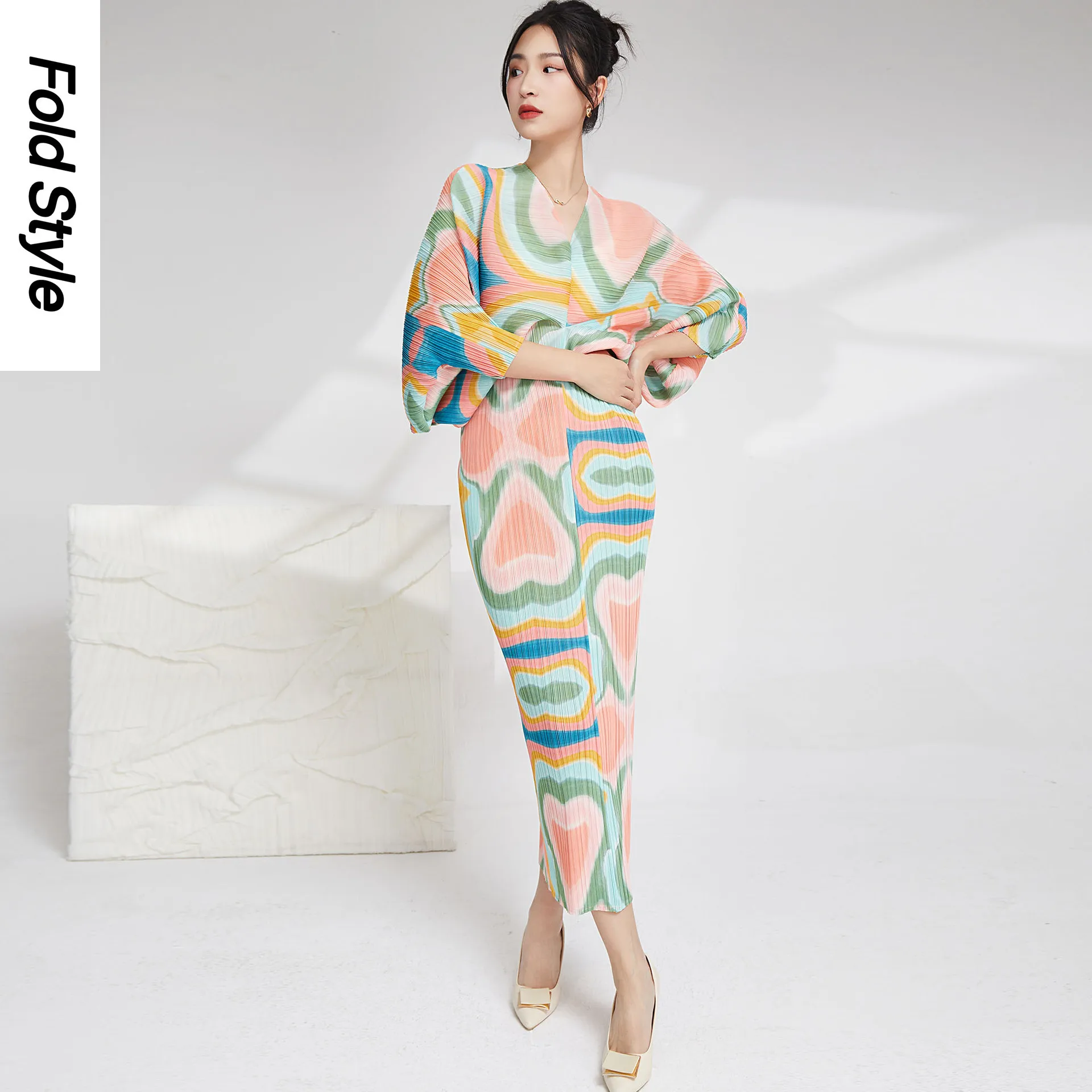 

Fashionable Women's Vacation Style Dress with Printed V-neck and Bat Sleeves, Loose Oversized One Step Skirt, Pleated Long Skirt