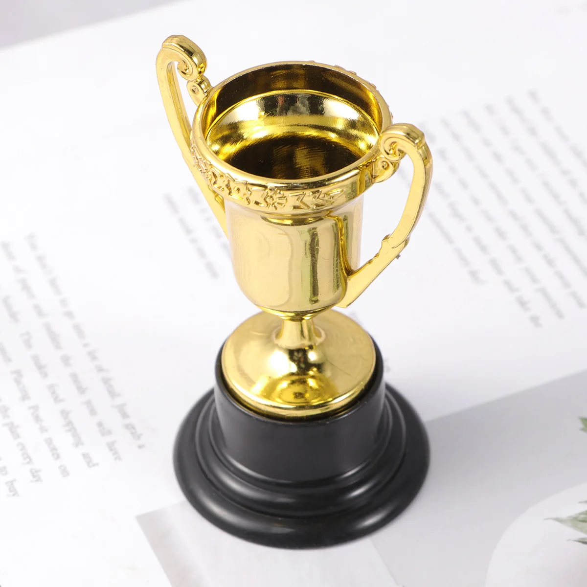 Plastic Trophy Toys 25pcs Student Sports Award Trophy Plastic Mini Trophy with Base Reward Competitions Children Toys for Game School Kindergarten