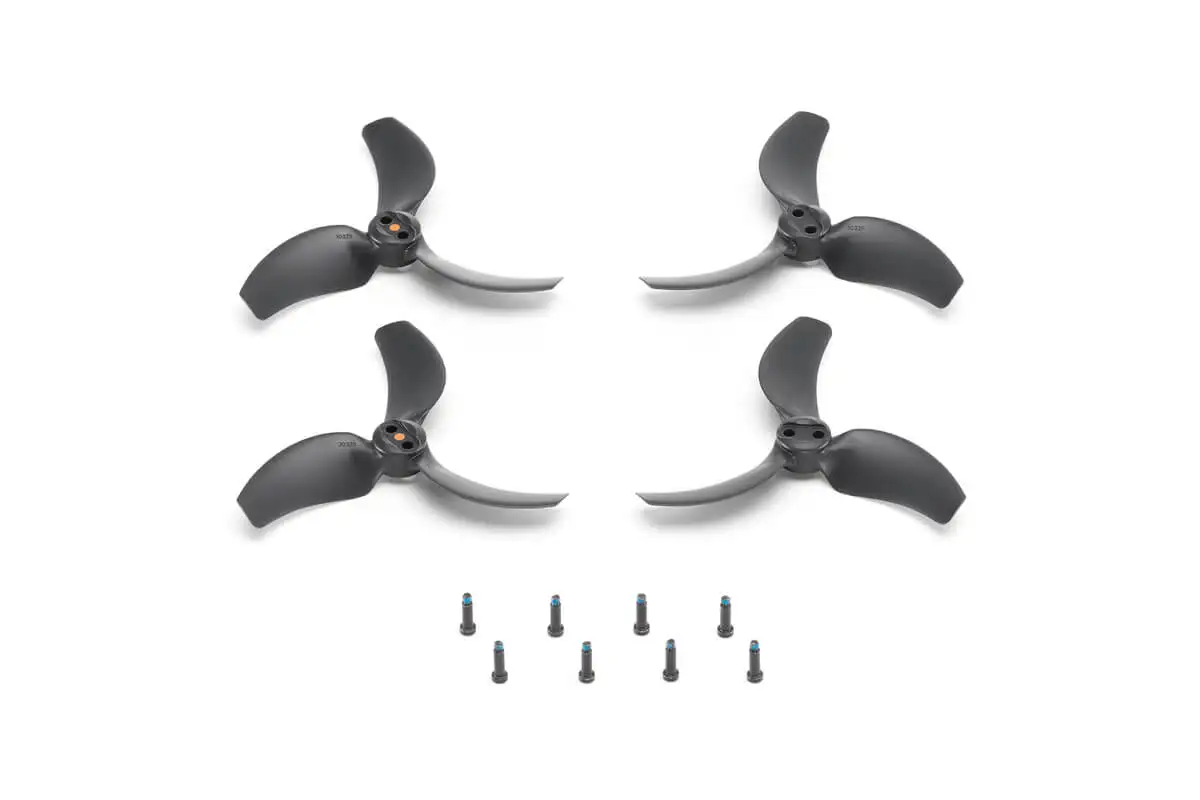 Paire d'hélices DJI Avata 2 disposées en croix, illustrant leur design pour le vol.