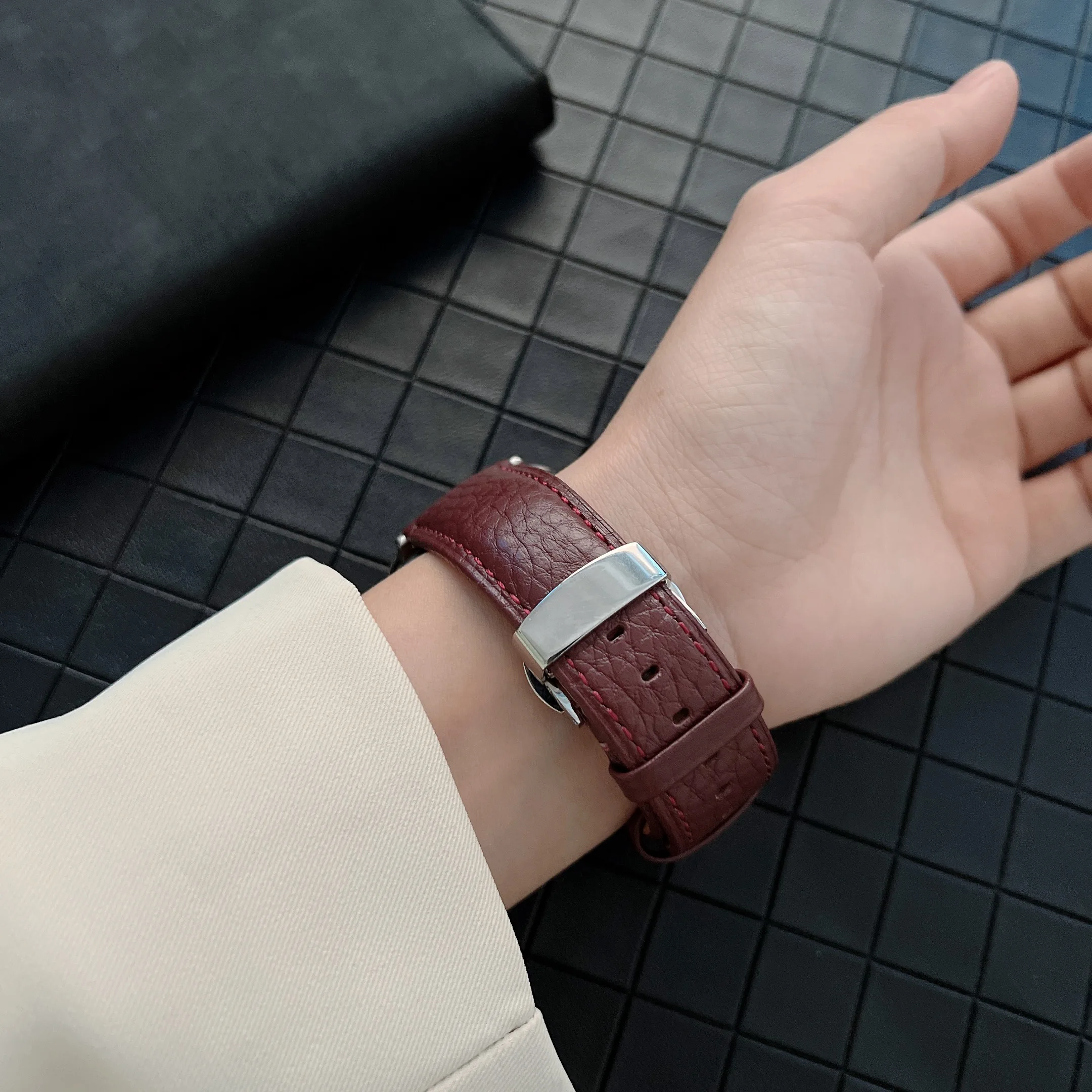 Premium Leather Strap For Apple watch 8 7 45mm 41mm Butterfly Buckle Bracelet Wristband For iWatch 6 5 4 SE 44mm 42mm 40mm 38mm