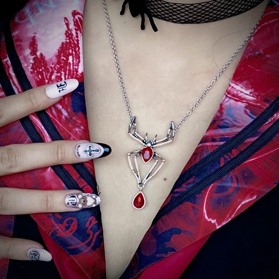 NJCXOLA Ragno + Collana Di Cristallo Rosso,Collane per Donna,Collana Girocollo in Girocollo Punk Girocollo,Ottimo per Halloween, feste, party musicali