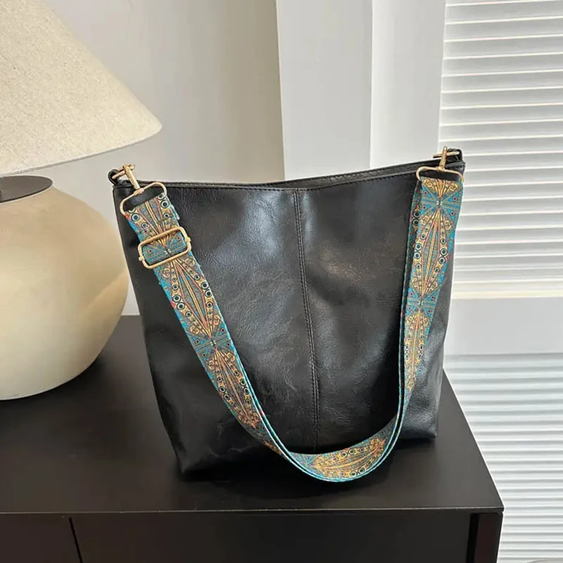 New style women's and men's vintage high-end texture tote bags with large capacity and single shoulder strap.