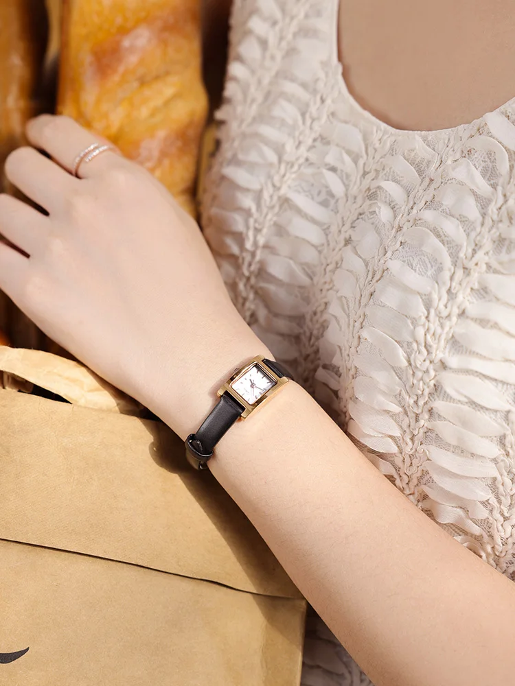 ساعة نسائية مستطيلة بسوار جلدي أسود – تصميم كلاسيك...