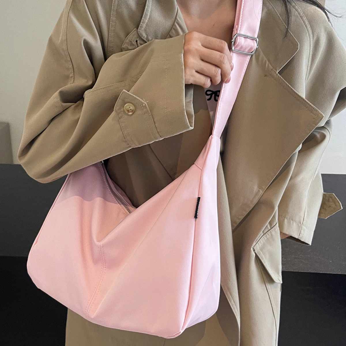 New Lightweight Crossbody Bag for Women, Casual Shoulder Bag for Going Out, Retro Commuter Large Bag for Female College Students, Suitable for Classes, Shopping, Hiking, and Trekking