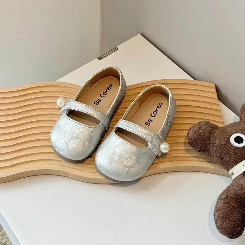 New Girls Embossed Flower Small Leather Shoes Little Kids Baby Princess Shoes Autumn Models Beige Green Silver Girl