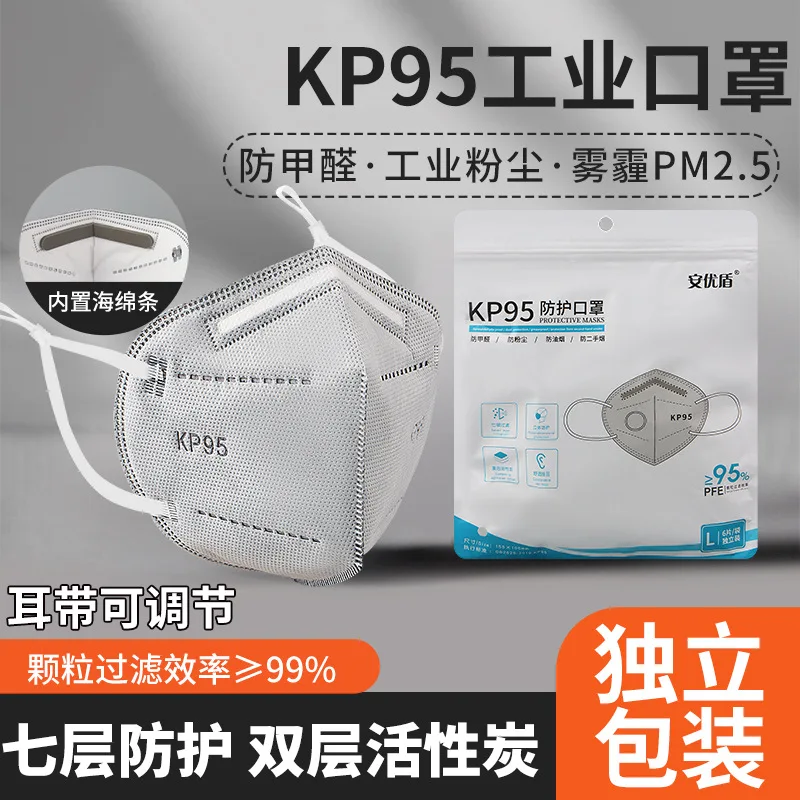 Ouvrier portant un masque anti-poussière pour chantier sur un site de construction, avec équipement de sécurité
