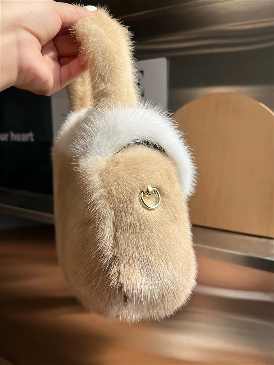 Kleine Handtaschen aus Nerzfell, flauschige Handtaschen für Damen, gepolsterte Taschen, echte Fell-Umhängetaschen, luxuriöse Markenhandtaschen für Damen. – Detail 9