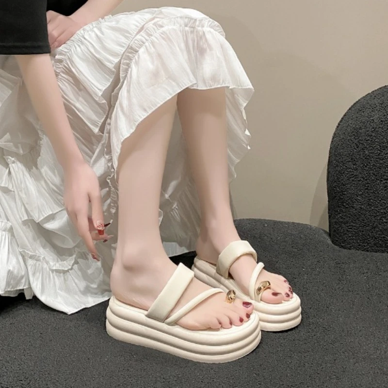 여성용 두꺼운 바닥 라운드 헤드 세트, 금속 장식 샌들, 캐주얼 미끄럼 방지 착용 슬리퍼, 여름 신상